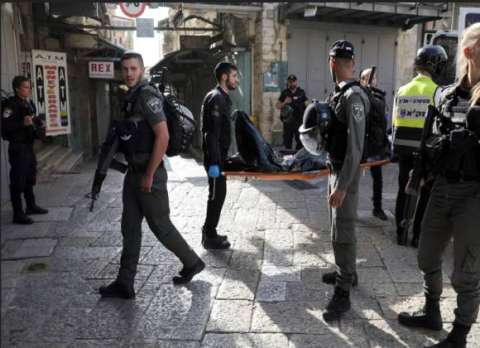 استشهاد فلسطيني ومقتل شرطي إسرائيلي وإصابة 3 آخرين خلال اشتباك مسلح في مدينة القدس المحتلة
