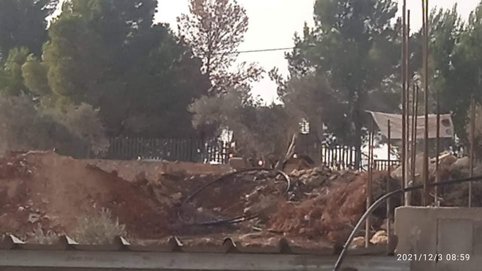 قوات الاحتلال تجرف الطرق والاراضي المؤدية لجبل صبيح في “بيتا”