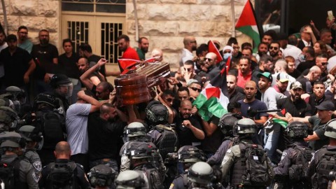 الشرطة الإسرائيلية تُقرر حجب نتائج تحقيقها في الاعتداء على جنازة الشهيدة “أبو عاقلة” وترفض معاقبة عناصرها المُعتدين