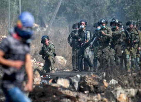 مستوطن إسرائيلي يقتل فلسطينيا طعنا خلال دفاعه عن ارضه