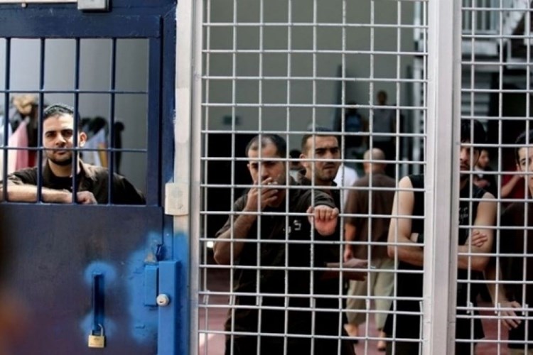 250 أسيراً فلسطينياً أمضوا أكثر من 40 عيداً في سجون الاحتلال